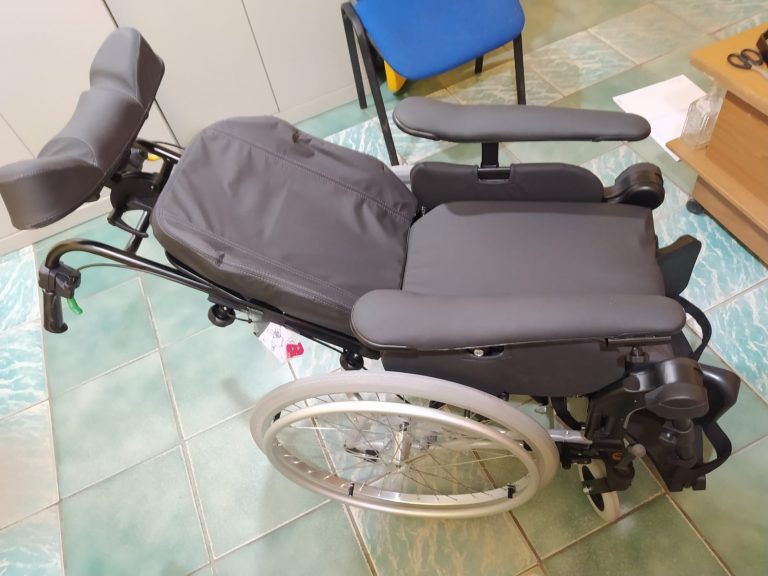 Кресло-коляска для детей-инвалидов Rea Azalea Vinor (в комплекте со столиком)