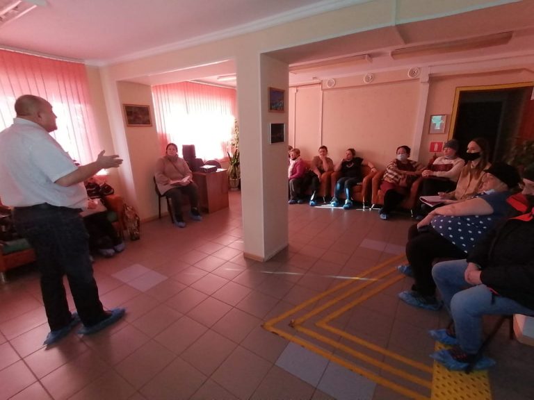 Занятие школы социального волонтерства по паллиативному уходу для социальных работников Центра социального обслуживания Октябрьского района