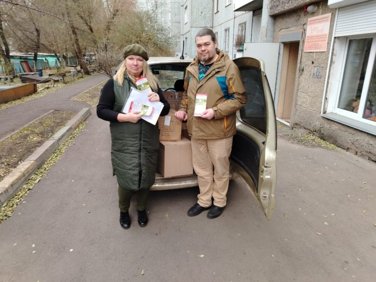 А Благотворительный фонд “Феникс” продолжает собирать посылку в зону СВО