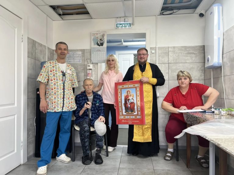 После обеда помещение Дома милосердия “Крылья Феникса” наполнилось ароматом ладана